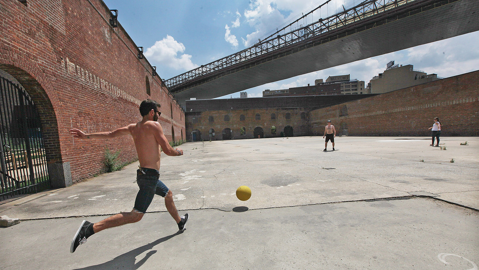 Gangues nas ruas ou futebol? H&aacute; quem prefira a primeira op&ccedil;&atilde;o