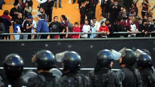 Viol&ecirc;ncia impera na Argentina e o futebol &eacute; o que definha