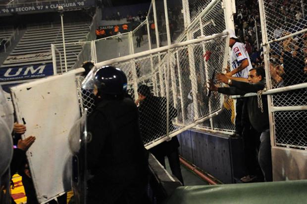 Novo epis&oacute;dio de viol&ecirc;ncia suspende jogo na Argentina