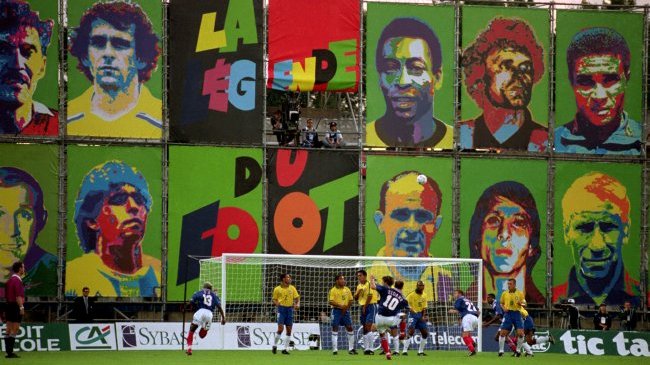 Zidane, cercado por gigantes, um ano antes de destruir o Brasil na Copa