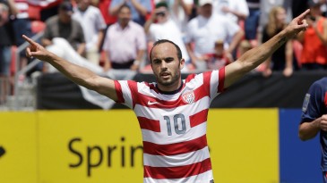Donovan usa óculos escuros em campo na Copa Ouro