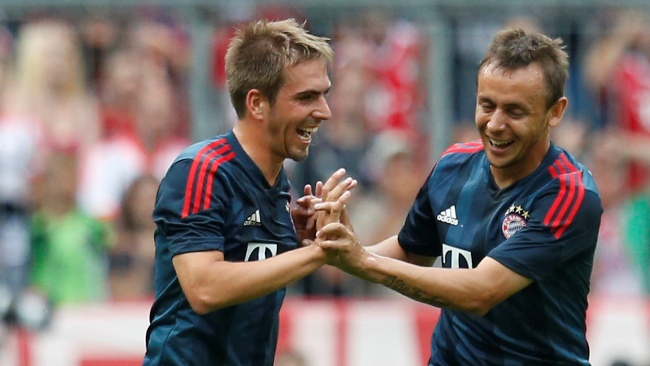 O volante Lahm comemora seu gol com o lateral Rafinha (AP Photo/Matthias Schrader)