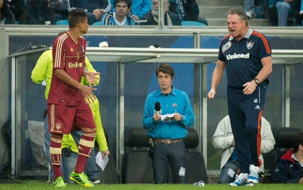 Abel ralha com um dos jogadores do Fluminense na derrota contra o Gr&ecirc;mio