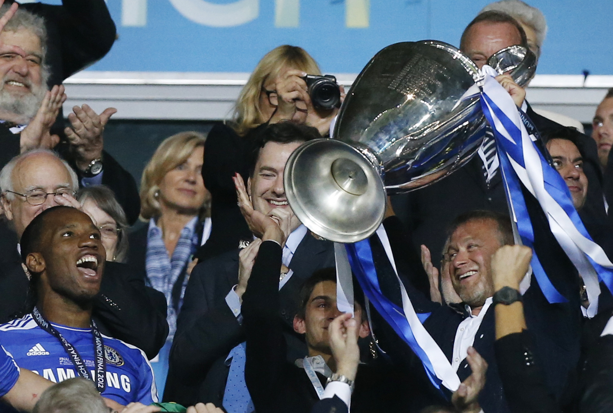 Abramovich levanta a ta&ccedil;a da Liga dos Campe&otilde;es, sua grande obsess&atilde;o desde a chegada aos Blues (AP Photo/Matt Dunham)