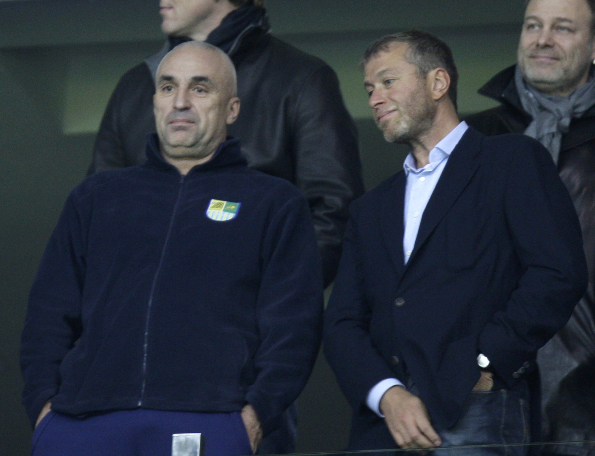 Abramovich (dir.) nunca teve problemas para colocar a m&atilde;o no bolso (AP Photo/Efrem Lukatsky)