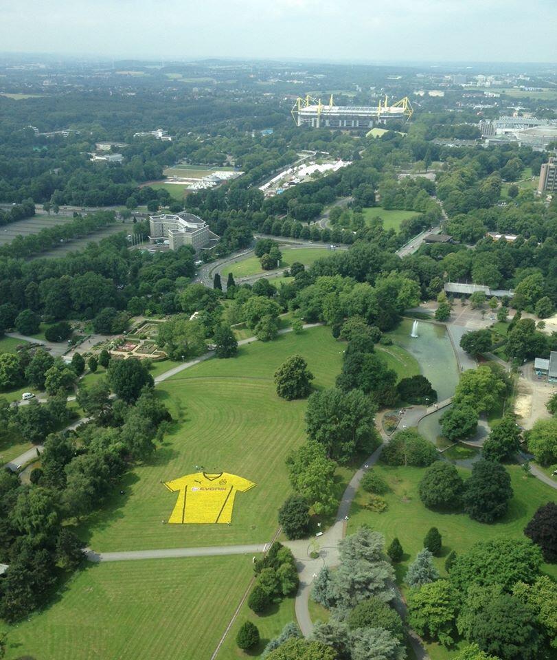 A nova camisa do Dortmund e o Signal Iduna Park ao fundo (Foto: 101 Great Goals)