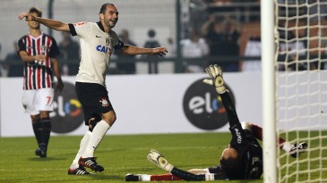 Corinthians faz rival sofrer e amplia domínio brasileiro na Recopa