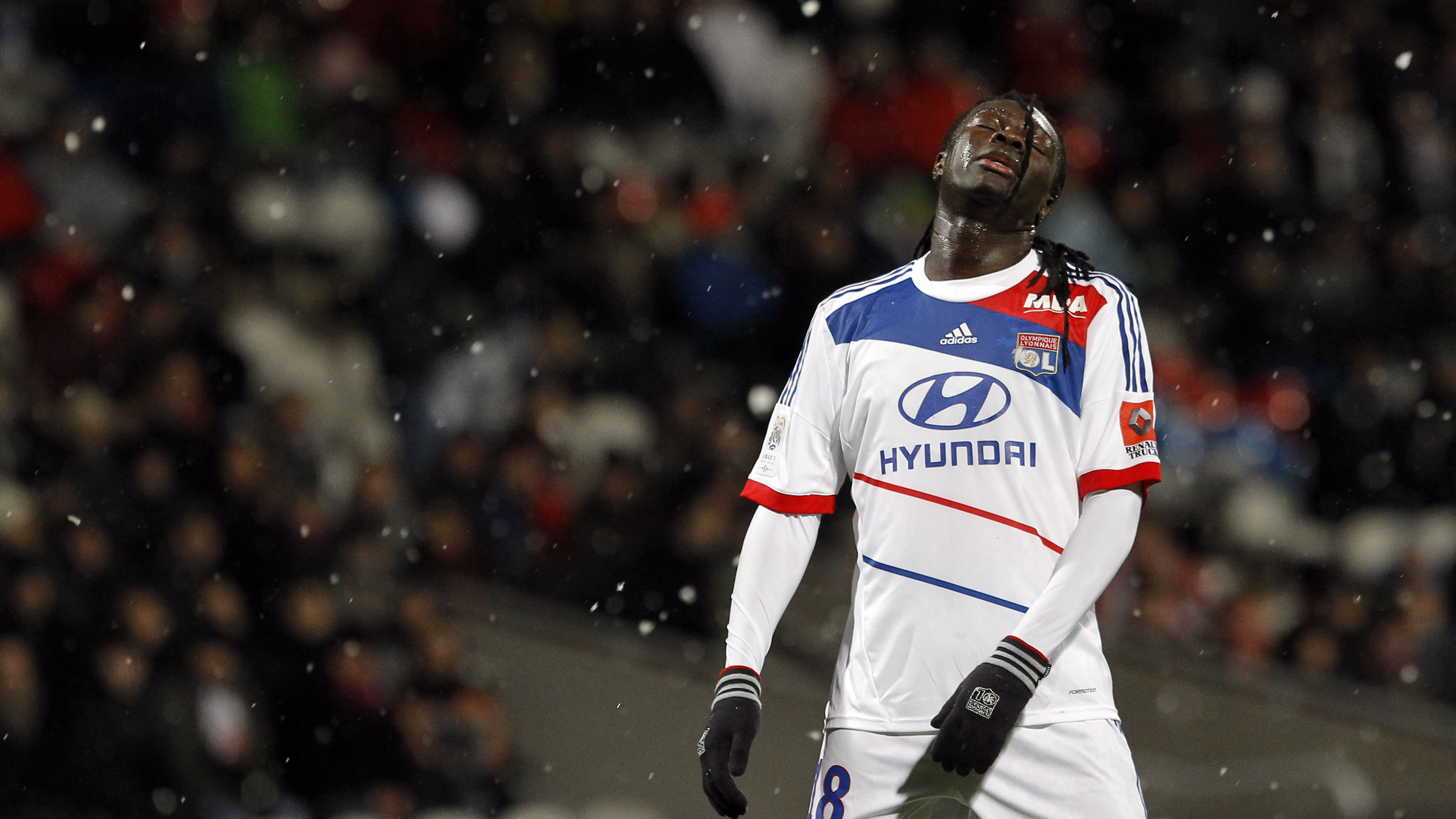 Persona non grata, Gomis sofre com tortura lionesa