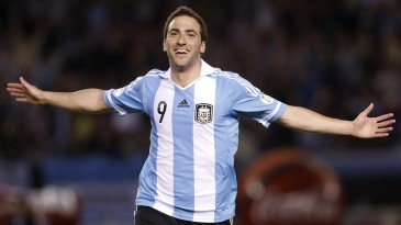 Com Higuaín e Reina, Napoli mostra força e ambição