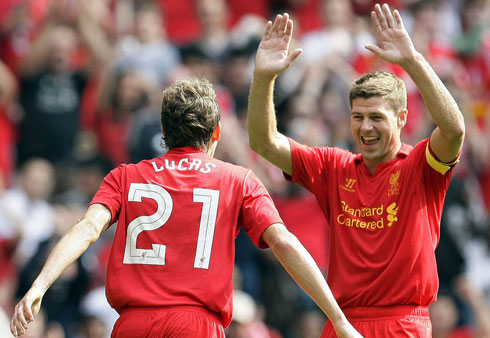 Lucas com Gerrard, capit&atilde;o do Liverpool