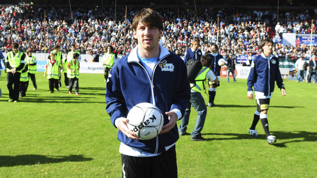 Messi solta palavr&otilde;es e soca a mesa. Newell&rsquo;s eliminado