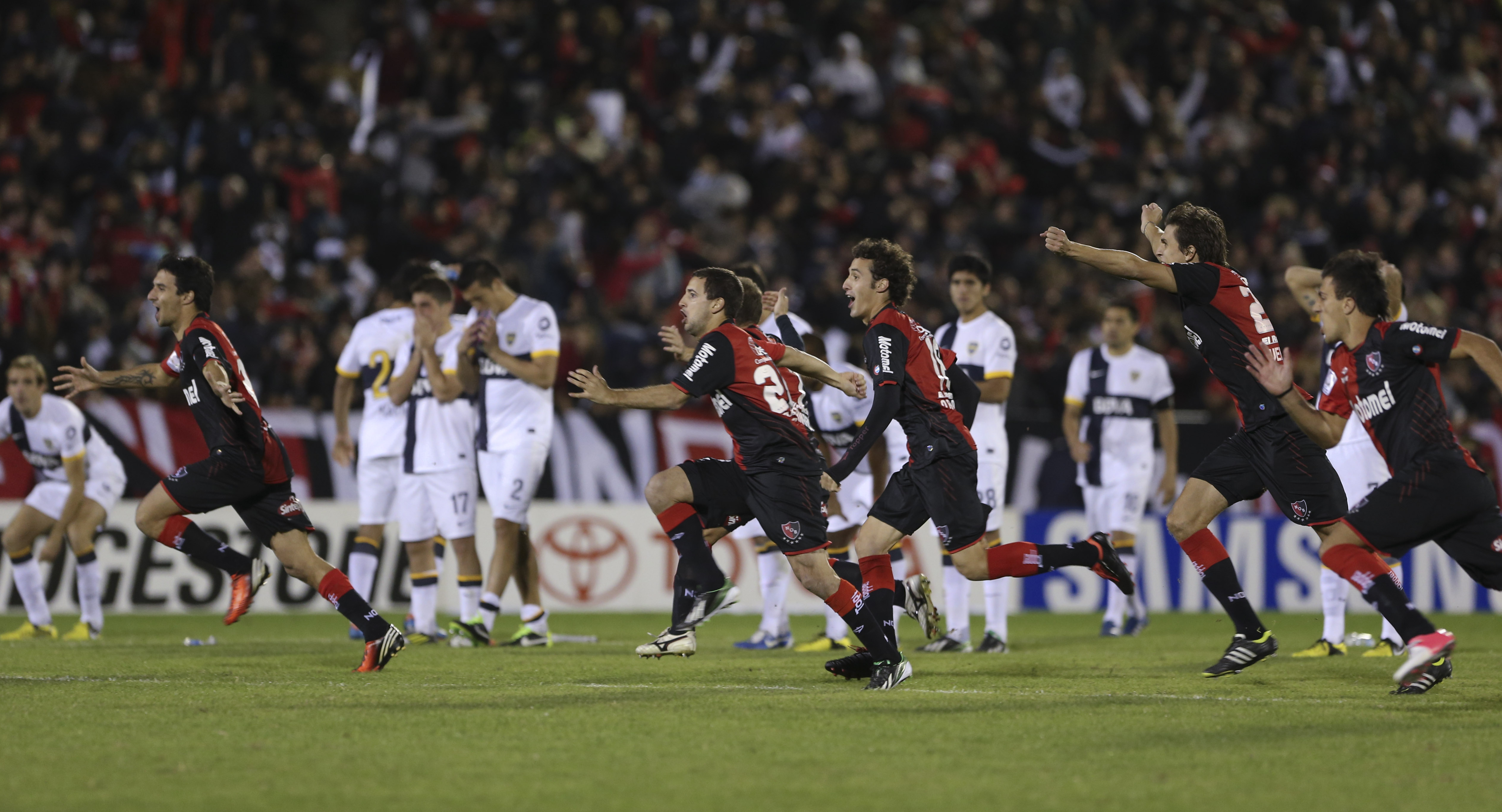 Newell's e Boca cobraram 26 p&ecirc;naltis para definir quem ia &agrave; semifinal (AP Photo/Daniel Jayo)