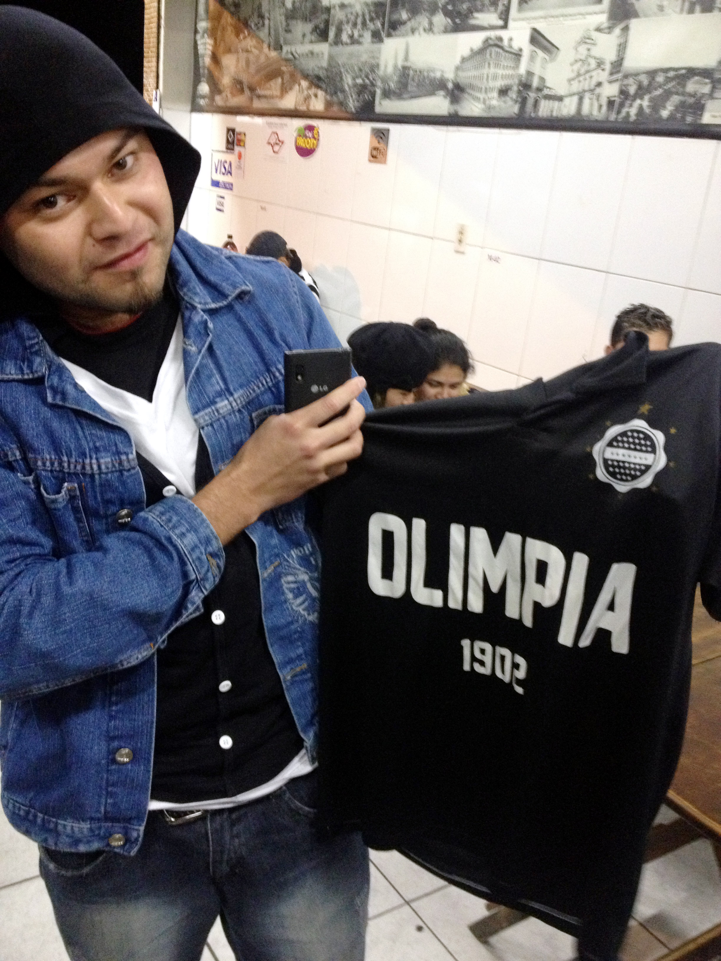 Leonardo Yegros com a camisa cl&aacute;ssica do Olimpia (Foto: Felipe Lobo)