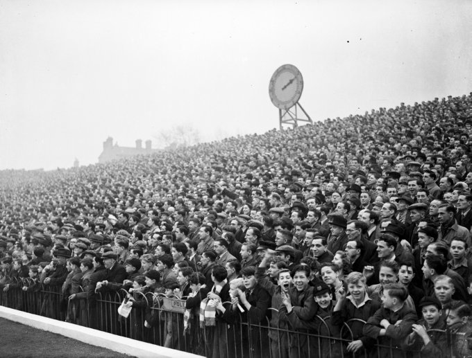 Setor chamado de Clock End, em Highbury, que mostra o rel&oacute;gio com o tempo de jogo. A partida foi contra o Sheffield Wednesday, em 1950