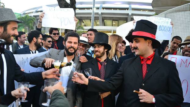 Manifestantes ironizam a elite carioca ao protestar contra os altos pre&ccedil;os dos ingressos no Maracan&atilde; (Cr&eacute;dito: Lancenet!)