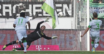 Weidenfeller ensina como não sair jogando com os pés
