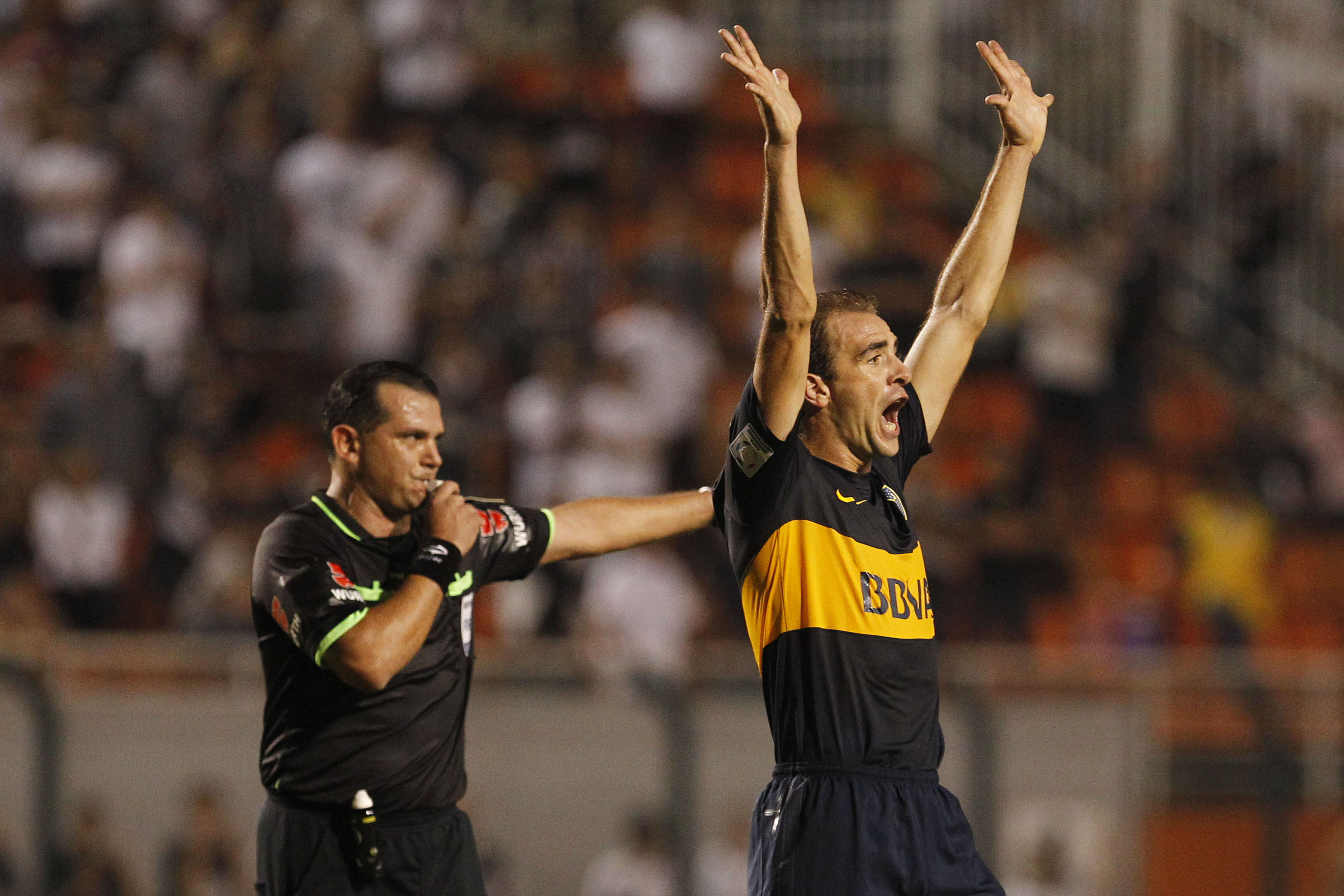 Somoza comemora com o apito do &aacute;rbitro Amarilla (AP Photo/Nelson Antoine)