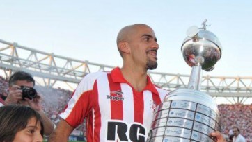 Verón doará todo o seu salário para a base do Estudiantes