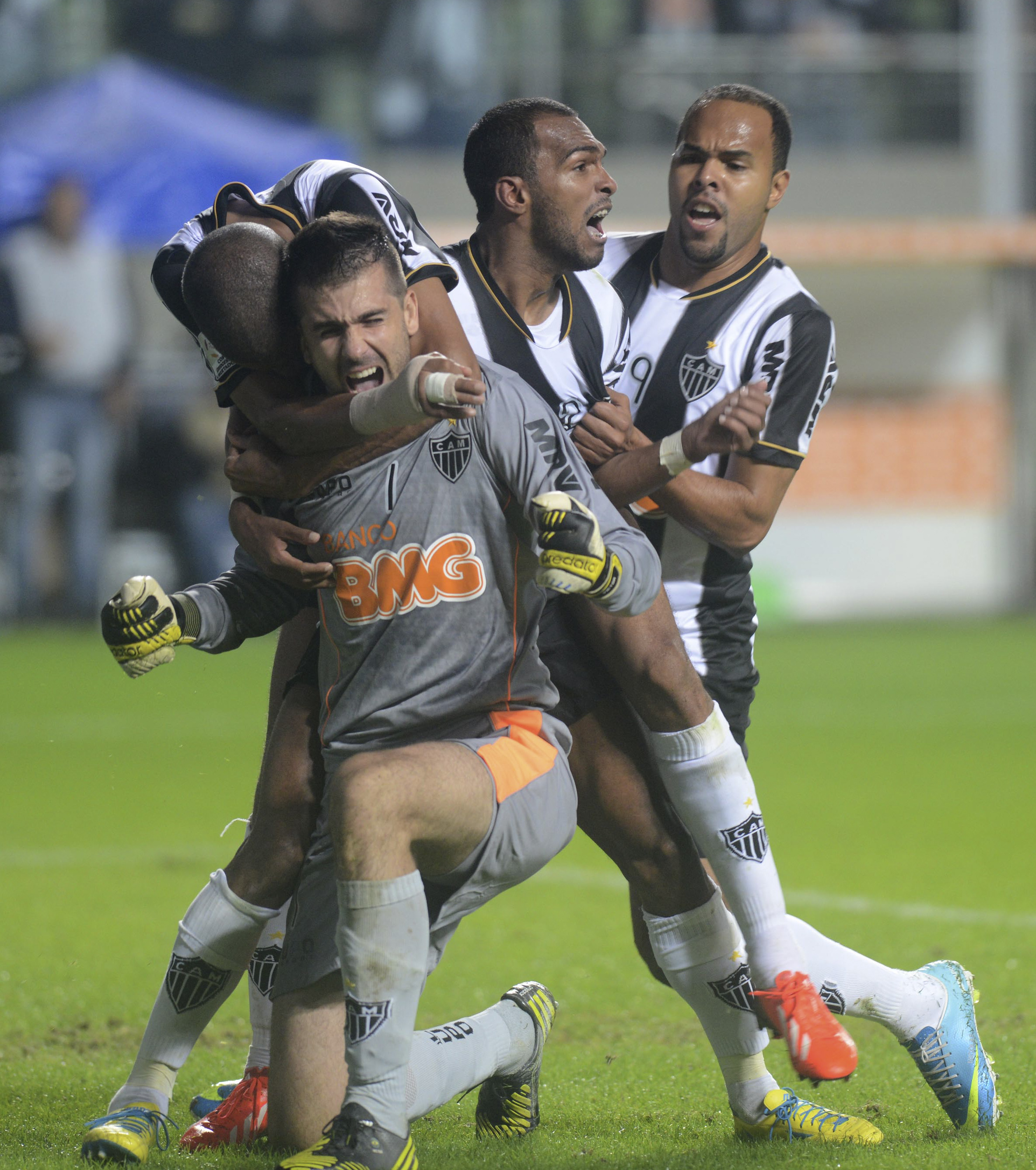 Victor, her&oacute;i do Galo (AP Photo/Eugenio Savio)