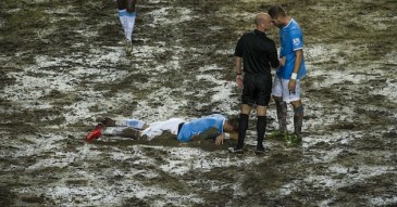 De que adianta ganhar milhões se o campo de jogo é um pasto?