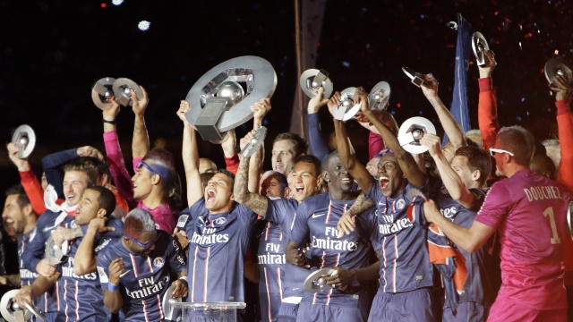 18mai2013---meia-lucas-esq-e-abracado-por-david-beckham-enquanto-thiago-silva-capitao-do-paris-saint-germain-levanta-a-taca-de-campeao-frances-entregue-ao-time-apos-a-vitoria-por-3-a-1-sobre-o-1368920329028_1920