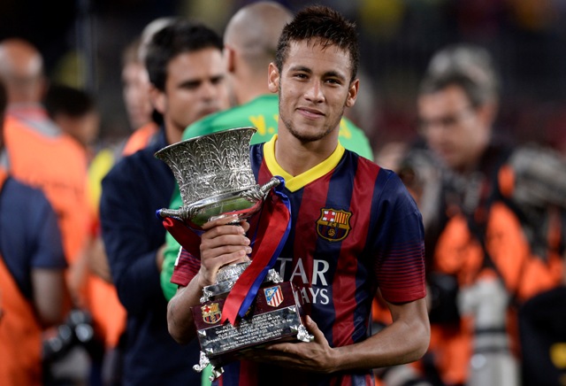 Neymar levanta sua primeira ta&ccedil;a no Barcelona (AP Photo/Manu Fernandez)