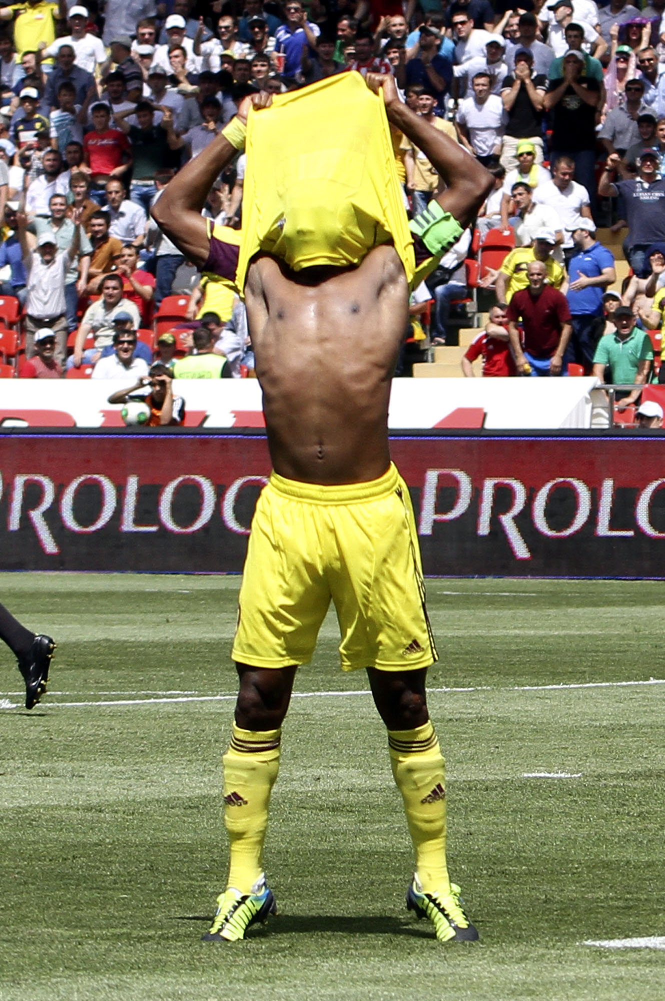 Eto'o, em mais uma derrota do Anzhi: vida dura do time do Daguest&atilde;o (AP Photo/Denis Tyrin)