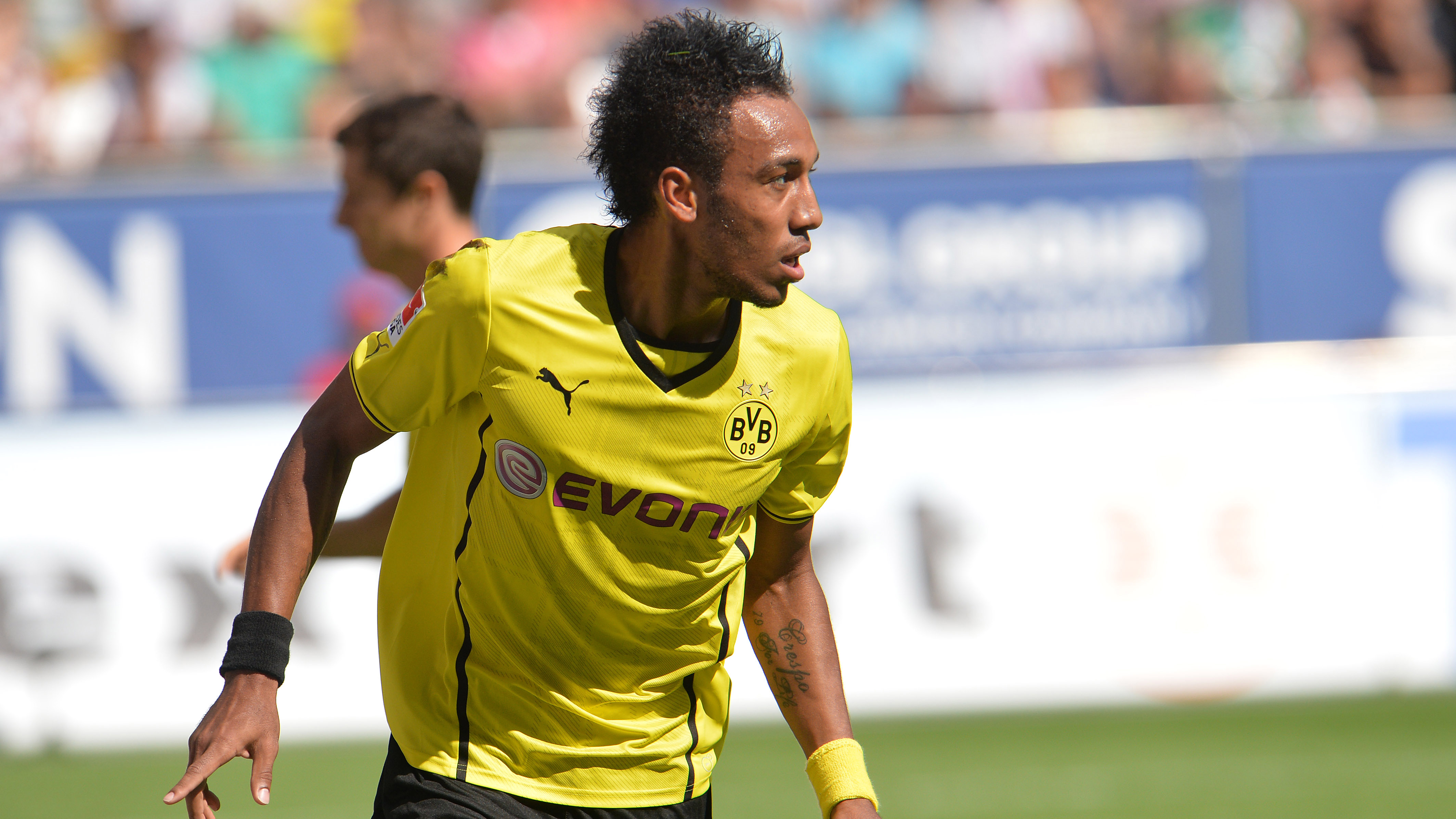 Aubameyang faz tr&ecirc;s na estreia e d&aacute; esperan&ccedil;a ao Dortmund