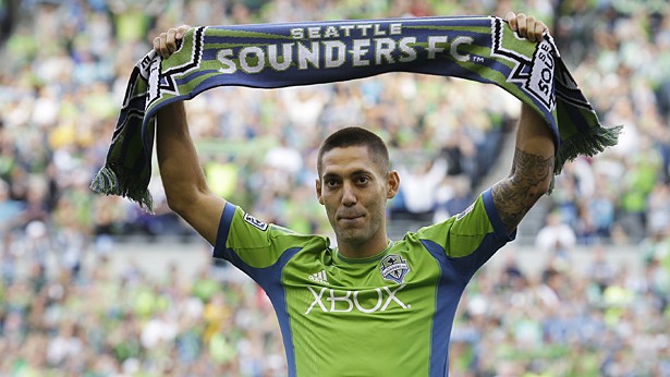 Dempsey, uma das maiores estrelas da sele&ccedil;&atilde;o dos Estados Unidos, &eacute; apresentado no Seattle Sounders
