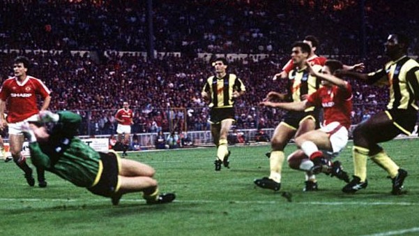 O futebol ingl&ecirc;s era bem tosco antes da Premier League