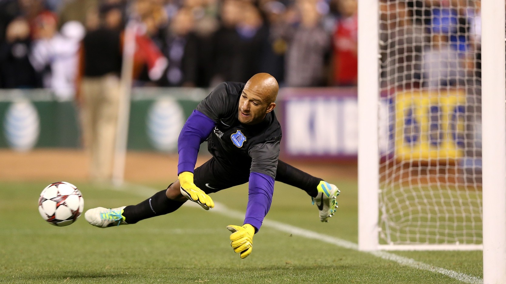 Tim Howard é tão bom que pega até pênalti de torcedor