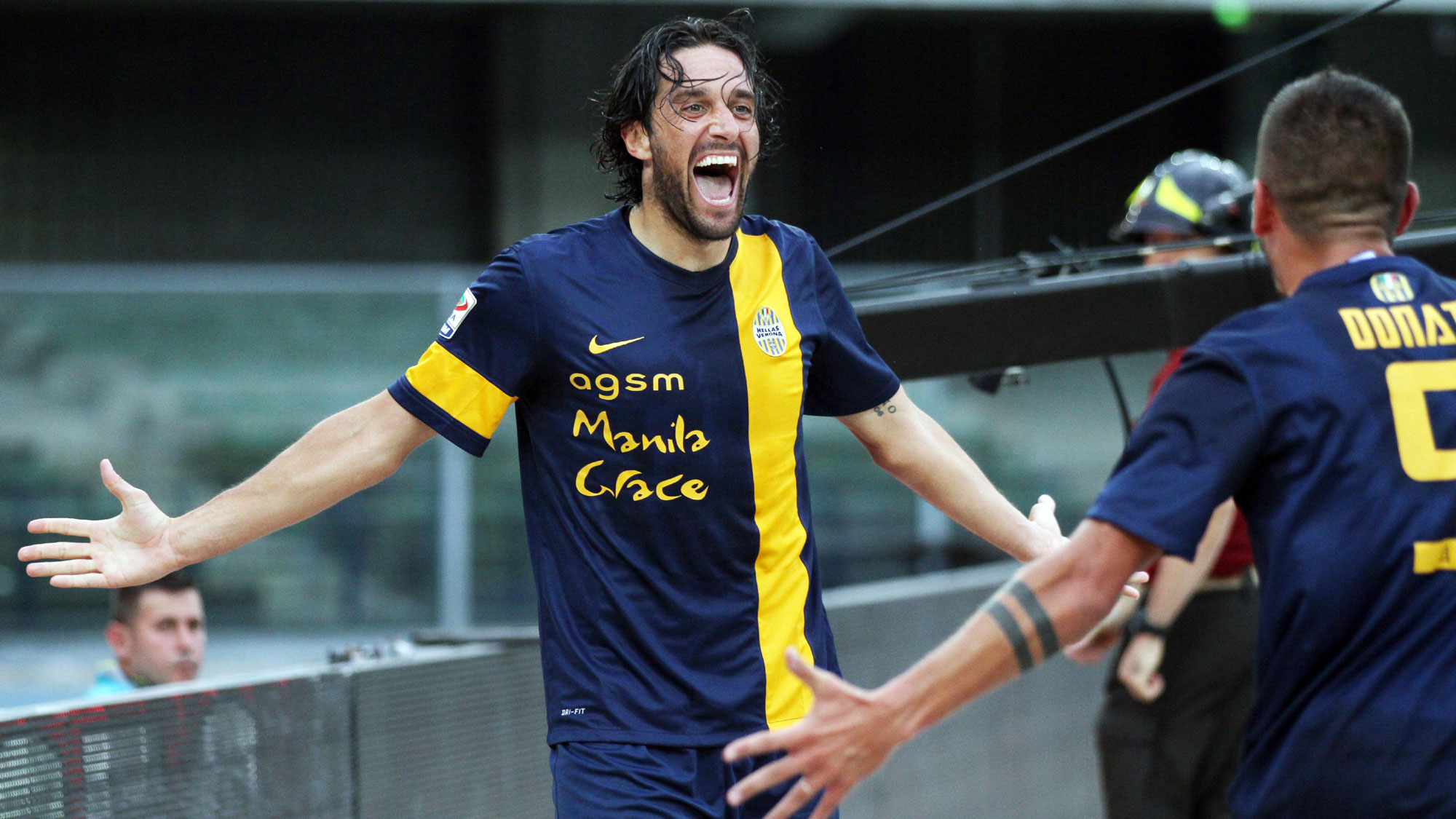 Luca Toni marcou dois gols e deu a vit&oacute;ria ao Verona contra o Milan (AP Photo/Felice Calabro)