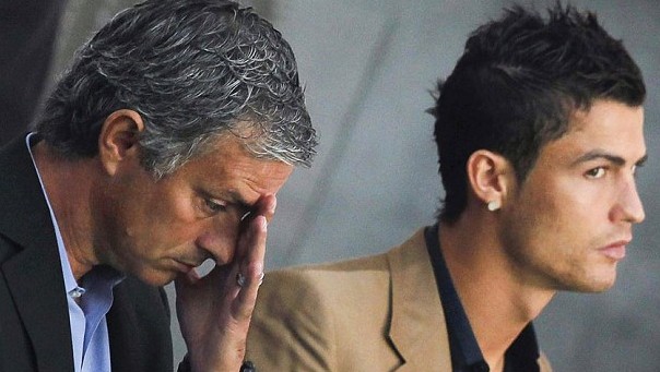A metralhadora de Mourinho se vira para Cristiano Ronaldo