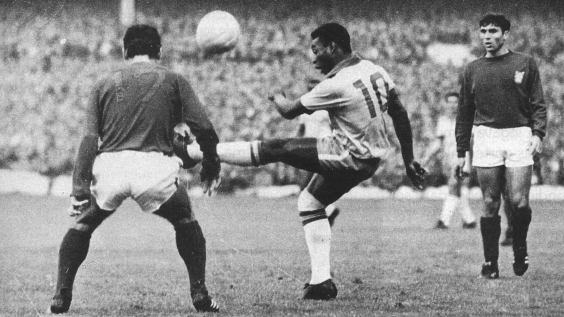 Esta nova compilação de dribles e gols de Pelé mostra como o Rei estava à frente de seu tempo