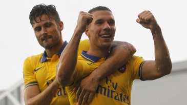 Com dois gols, Podolski mostra que é importante no Arsenal
