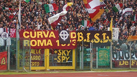 Ultras da Roma mostram a cruz solar, s&iacute;mbolo nazista