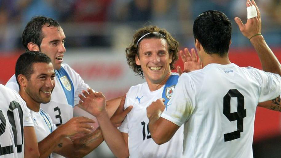 Su&aacute;rez brilha com Forl&aacute;n em vit&oacute;ria do Uruguai contra Jap&atilde;o