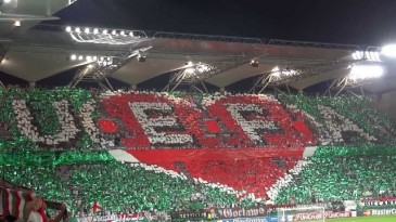 Após punição por racismo, torcida do Legia dá a volta por cima