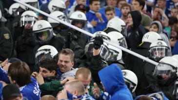 Alemanha também tem excesso da polícia. E por causa de uma bandeira