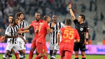 F. Melo não é inocente, mas confusão no dérbi não é só culpa dele