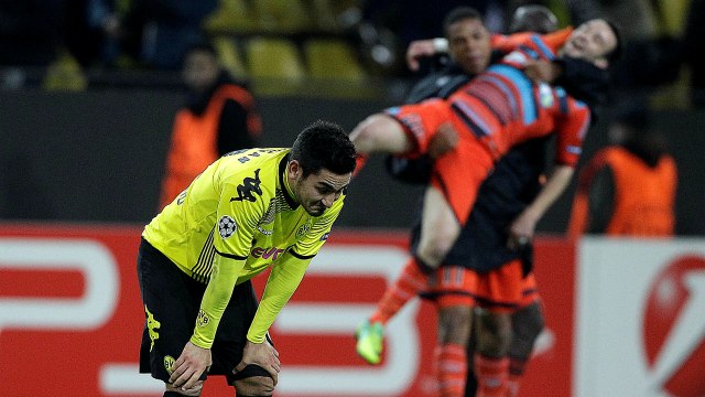 O contraste entre a festa de Valbuena e a decep&ccedil;&atilde;o de Gundogan, em 2011/12  (AP Photo/Frank Augstein)