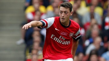 Um chiclete já é suficiente para Özil provar sua habilidade