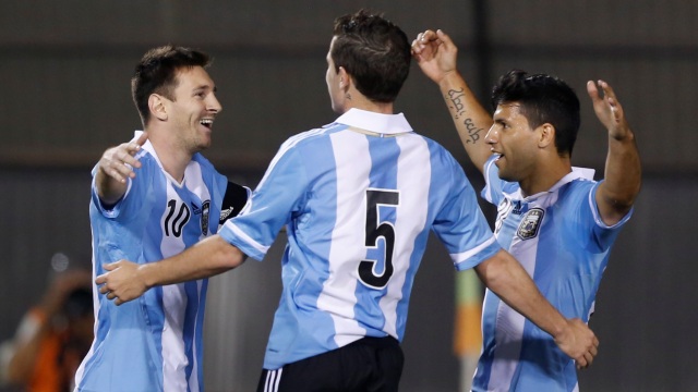 Messi comemora um de seus gols contra o Paraguai