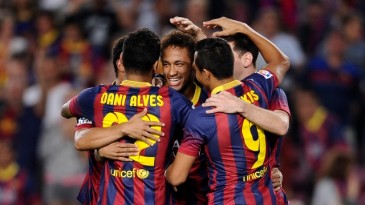 Neymar vira garçom no Barça, mas ainda é caçado em campo