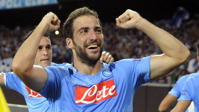 Higua&iacute;n foi o destaque na vit&oacute;ria dos napolitanos (AP Photo/Salvatore Laporta)