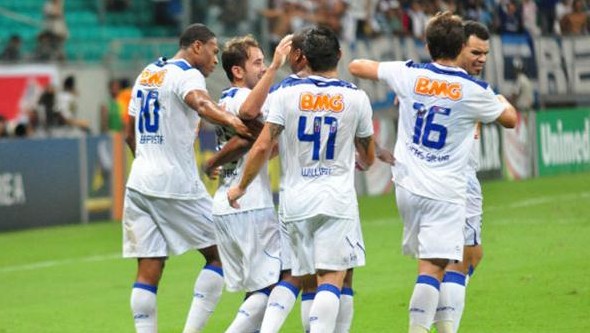 Cruzeiro dispara e quebra o equil&iacute;brio na ponta da tabela