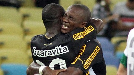 Hyuri abra&ccedil;a Seedorf em sua estreia com gols pelo Botafogo