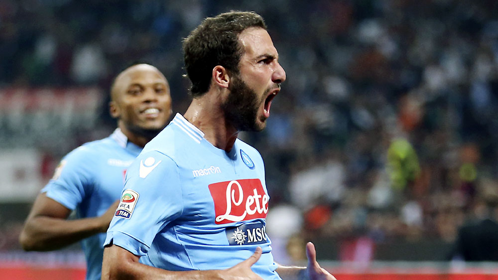Higua&iacute;n comemora: mais um gol pelo Napoli (AP Photo/Antonio Calanni)