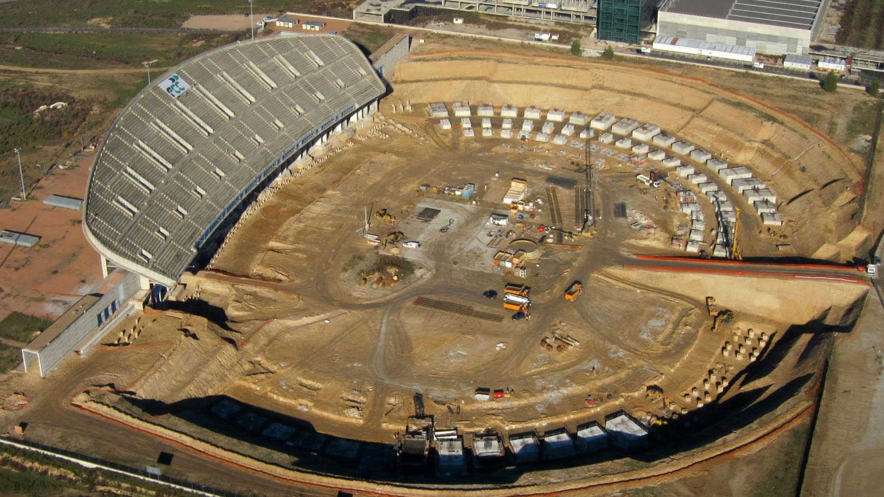 Atlético de Madrid segue com obras do novo estádio