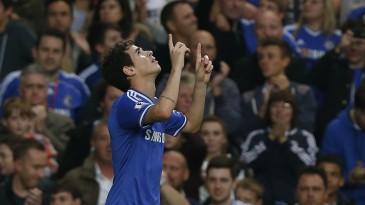 Vitória sobre freguês e gol de Oscar dão fôlego para Mourinho